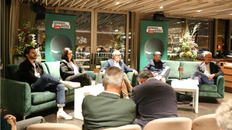 "Kann die Schweiz vegi?": Unter diesem Titel diskutierten (v.l.n.r.) Silvano Lieger, Franziska Herren, Reto Brennwald (Moderation), René Ritter und Urs Stalder. Bild: ewi.