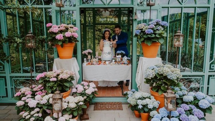 So wird das Anschneiden der Hochzeitstorte zum (Blüten-)Fest. Bild:  Magical Hydrangea/Anna Haslauer.