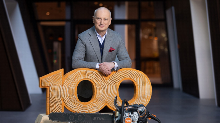 Dr. Nikolas Stihl, Vorsitzender des STIHL Beirats und Aufsichtsrats, präsentiert anlässlich des 100-jährigen Firmenjubiläums die Jubiläumssäge STIHL MS 500i Centennial Edition. Bild: STIHL.