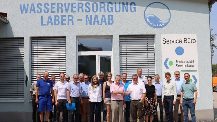 Bernhard Gatzhammer, Zweckverband Laber-Naab; Handschlag zwischen Franz Herrler, 1. Vorsitzender TWS (links) und Stefan Köhler, BBV-Umweltpräsident (rechts) neben Vertretern der Regierung Oberpfalz und IG, des TWS, BBV und AELF. Bild: BBV.