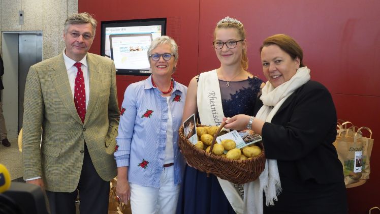 Ministerin Heinen-Esser empfängt die Rheinische Kartoffelkönigin Jessica Krebbing im NRW-Landwirtschaftsministerium. (von links: Bernhard Conzen, Präsident des Rheinische Landwirtschaftsverbands, Margret Vosseler MdL, Präsidentin des Rheinischen LandFrauenverbands e.V., Jessica Krebbing, Ursula Heinen-Esser). Bild: MULNV.