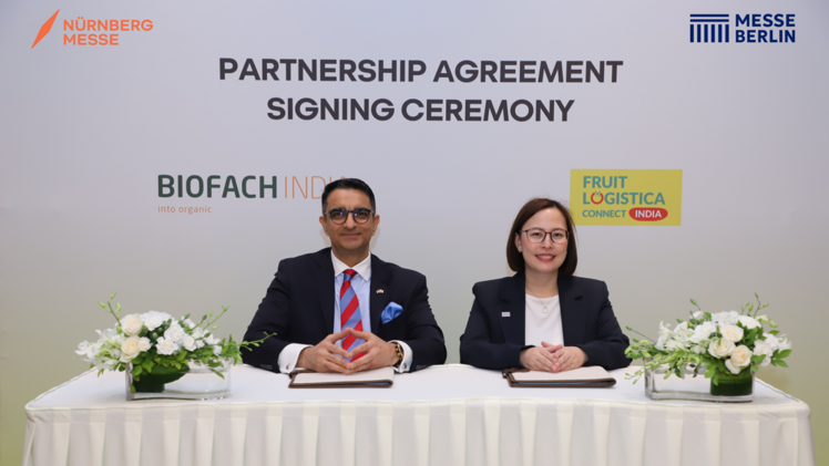 Satyendra Mehra, Group Director, Member of the Management Board, NürnbergMesse India, und Katrina Leung, Managing Director & Vice President Asia Pacific, Messe Berlin, unterzeichneten am 1. September 2026 in Mumbai das Memorandum of Understanding. Bild: © NürnbergMesse and Messe Berlin.