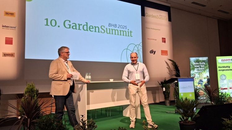 Moderator Dr. Peter Wüst und Referent Peter-Paul Kleinbussink auf der Bühne beim 10. BHB-GardenSummit. Bild: GABOT.
