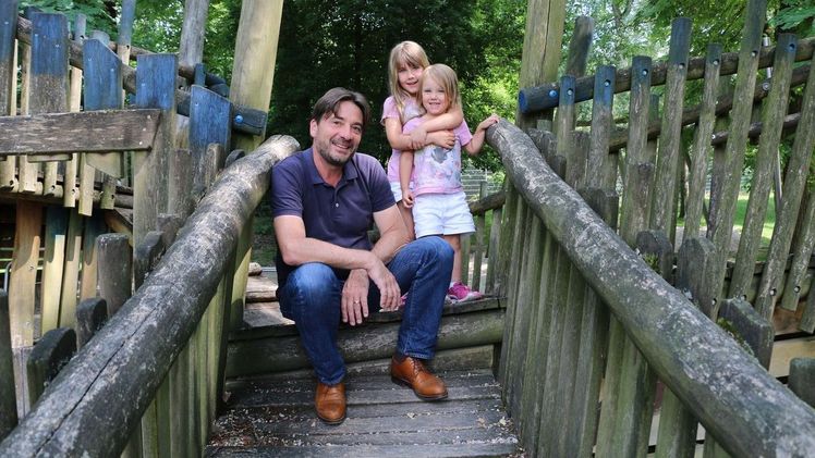 Geschäftsführer Franz Gruber freut sich mit Elenor und Helena auf die Eröffnung der GARTEN TULLN am 9. April 2022. Bild: DIE GARTEN TULLN. Geschäftsführer Franz Gruber freut sich mit Elenor und Helena auf die Eröffnung der GARTEN TULLN am 9. April 2022. Bild: DIE GARTEN TULLN.