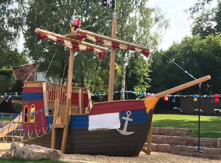 Das neue Piratenschiff der Kita Anne-Frank in Sondershausen hat die Firma Bätzoldt aufgestellt. Bild: Bätzoldt