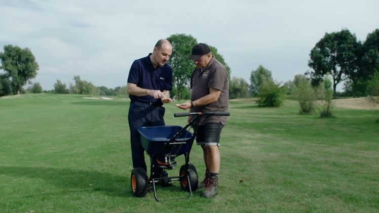 Dr. Andy Owen (links) im Gespräch mit einem Greenkeeper. Bild: ICL. 