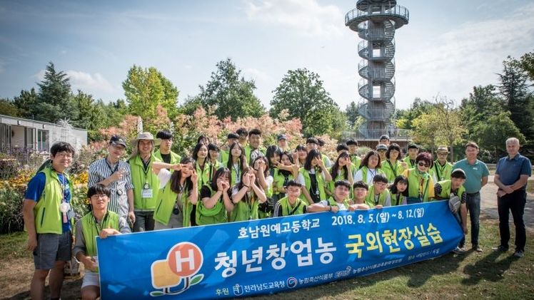 Von einer südkoreanischen Gartenbauschule stammen die mehr als 40 Schülerinnen und Schüler, die sich am Donnerstag (9. August) im Park der Gärten in Bad Zwischenahn-Rostrup (Kreis Ammerland) mit Unterstützung der Landwirtschaftskammer Niedersachsen über den Gartenbau sowie die übrige Landwirtschaft im Nordwesten Niedersachsens informiert haben. Foto: Ehrecke/Landwirtschaftskammer Niedersachen.