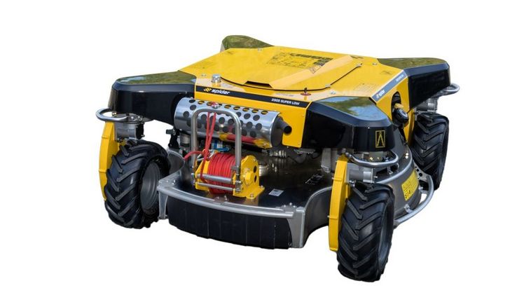 Der Spider 2SGS SUPER LOW EFI richtet sich an professionelle Anwender und eignet sich für das Mähen von Solarparks mit niedrig montierten PV-Panels, für unzugängliche, unebene und große Flächen sowie für die kommunale Grünflächenpflege. Foto: Rumsauer.
