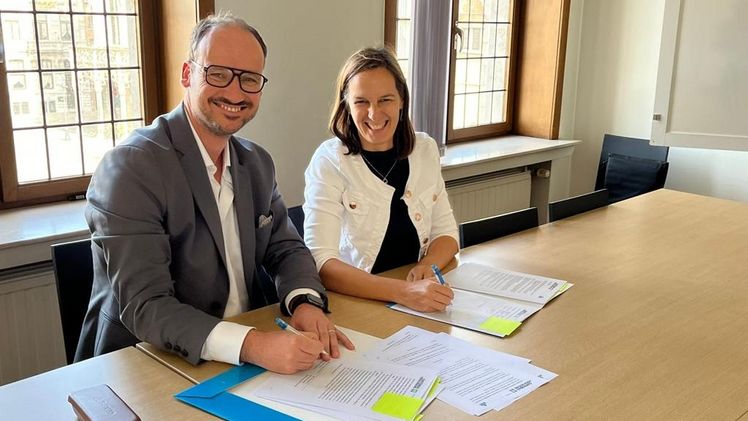 Vorstandsvorsitzender Christian Senft (Gartenbau-Versicherung) mit Nele Vandaele (KBC Group) bei der Vertragsunterzeichnung am 05. Oktober 2023 in Mechelen (Belgien). Foto: © Gartenbau-Versicherung.