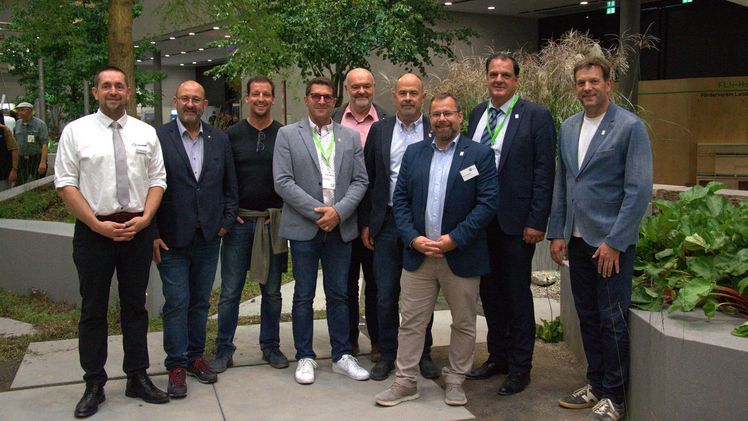 FGL Hessen-Thüringen auf der GaLaBau 2026 in Nürnberg: Hannes Kleinschmidt, Unternehmervertreter und Mitglied des FGL-Präsidiums, FGL-Präsident Karsten Hain, Sascha Knigge, stellv. Regionalpräsident Nordhessen, Paul Sonntag, Vorsitzender des Ausschusses Aus- und Weiterbildung, Alexander Reichenbächer, Geschäftsführer GaLaBau Service GmbH, Wolfgang Buß, Regionalpräsident Mittelhessen, FGL-Geschäftsführer Silvio Michael, Thomas Büchner, BGL-Vizepräsident, sowie Udo Lindenlaub, Regionalpräsident Thüringen (v.l.). Bild: FGL H-T.