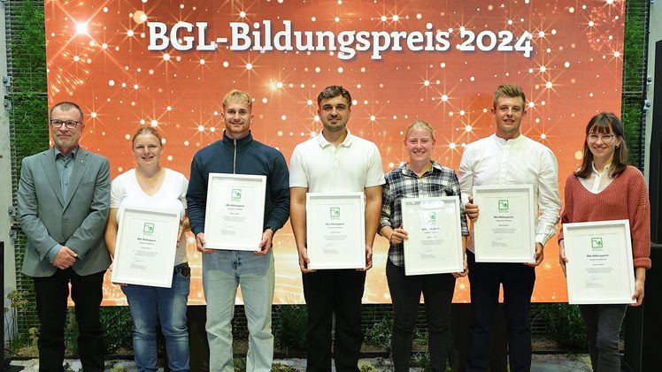 Matthias Lösch (1. v. links), Vorsitzender des BGL-Bildungsausschusses und BGL-Vizepräsident überreicht vor vollen Rängen im GaLaBau Expertenforum auf der 25. Messe GaLaBau 2024 am 12. September in Nürnberg den BGL-Bildungspreis für herausragende Leistungen in der Aus- und Fortbildung an (von links): Nicole Wetzel (Albrecht Bühler – Baum und Garten GmbH, VGL Baden-Württemberg), Fabian Schmitz (Mock GmbH, VGL Rheinland-Pfalz und Saarland), David Kursawe (Kretschmer GmbH, VGL Niedersachsen-Bremen), Natalie Scholz (Meyer zu Hörste GmbH, VGL Niedersachsen-Bremen), Michael Reindl (Haderstorfer Garten-, Landschafts- und Sportplatzbau GmbH, VGL Bayern), Nadine Kohler (Gartenbau Lang GmbH, VGL Baden-Württemberg). Bild: Daniel Karmann/BGL.