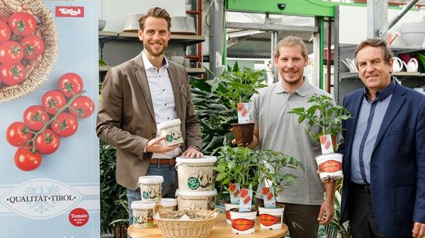v.l.: Matthias Pöschl (GF AMTirol), David Seidemann (Bio-Gärtnerei Seidemann) und Peter Pfeifer (Obm. Tiroler Gärtner) sind begeistert von der Tomate des Jahres 2020. Bild: Agrarmarketing Tirol.