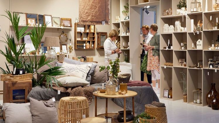 Heimelige Wohlfühlatmosphäre: Nachhaltige Materialien, handgemachte Wohnaccessoires und sanfte Naturfarben prägen die kommende Saison. Bild: Messe Frankfurt/Jean-Luc Valentin.