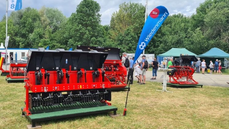Der neue Aerifizierer Terra Core 8 von Wiedenmann für die oberen 100 mm der Grasnarbe. Bild: Wiedenmann.