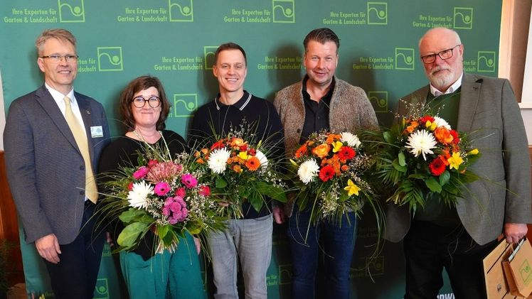 Neuwahlen im Präsidium vom Verband GaLaBau Niedersachsen-Bremen e. V.: Harald Kusserow (li) und Berhard Korpis (re) werden nach über zehn Jahren mit großem Dank und Anerkennung aus dem Präsidium verabschiedet. Birgit Koormann (2. v. li.) wird neue Präsidentin, Martin Schmidt (Mi) und Volker Kreye (2. v. re.) sind als neue Vizepräsidenten gewählt. Foto: VGL Niedersachsen-Bremen e. V., M. Wokurka.