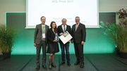 "Landschaftsgärtnerischer Pflegewettbewerb" im Rahmen der IGA 2017 Berlin: BGL-Präsident August Forster zeichnete Kusche & Frotscher Garten-, Landschafts- und Sportplatzbau GmbH aus Berlin mit dem "BGL-Ehrenreis 2017" aus. Bild: BGL.