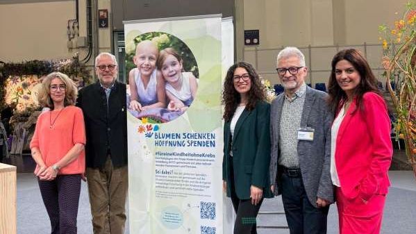 Nicola Fink, FDF-Präsident Klaus Götz, Frederike Scheurer vom KiTZ, FDF-Schatzmeister Michael Rhein und Moderatorin Agnes Zimmermann freuen sich über den Kampagnen-Erfolg. Bild: Reinhold Krossa.