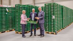 Nach der offiziellen Eröffnung warfen Veronika Bellmann, Mitglied des Bundestags (l.), und Thomas Schmidt, sächsischer Staatsminister für Umwelt und Landwirtschaft (r.), gemeinsam mit dem technischen Leiter von Landgard, Clemens Engh, einen Blick hinter die Kulissen des neuen Frischelogistikzentrums. Bild: Landgard.