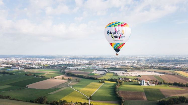 Wels wächst hoch hinaus: Der Stadt-der-Gärten-Ballon ist seit Oktober als weithin sichtbarer Botschafter in ganz Oberösterreich unterwegs. Bild: Stadt der Gärten/Daniel Hinterramskogler.