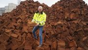 Josef Gramann zeigt das Kokos-Rohmaterial. Bild: GABOT.