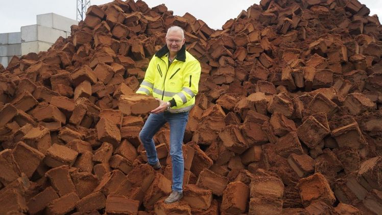 Josef Gramann zeigt das Kokos-Rohmaterial. Bild: GABOT.