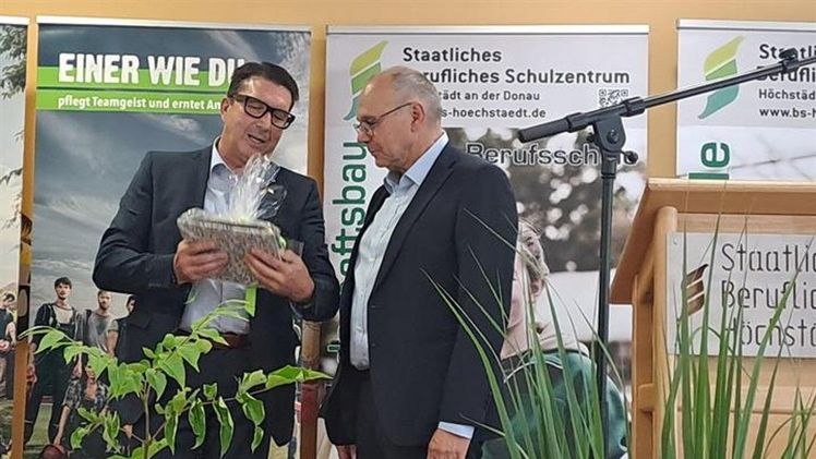 Im Rahmen der Freisprechungsfeier würdigte Josef Bullinger, die Verdienste von Gerhard Weiß. Der Leiter des Staatlichen Beruflichen Schulzentrums Höchstädt a.d. Donau geht im November in den Ruhestand. Bild: Foto Laura Gaworek, VGL Bayern.