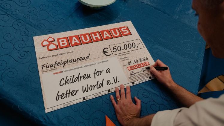 50.000 Euro gingen an die Kinderhilfsorganisation „Children for a better World e.V.“. Bild: BAUHAUS AG.