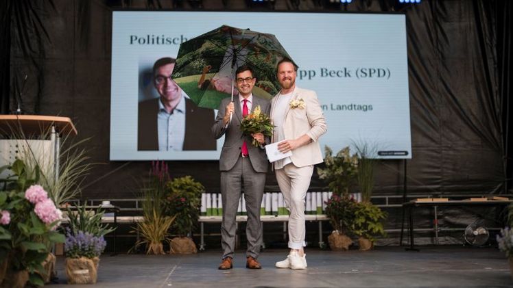 Freisprechungsfeier 2026 auf der Landesgartenschau Bad Nenndorf: 86 neue Landschaftsgärtnerinnen und Landschaftsgärtner & weitere Absolventen aus den grünen Berufen der Berufsschulstandorte Hannover, Northeim, Uelzen und Verden feiern ihren erfolgreichen Berufsabschluss. Ehrengast Jan-Philipp Beck, MdL (SPD, links im Bild), mit Moderator und Blumenfee Hannes Schrader Foto: VGL Niedersachsen-Bremen / Jan-Hendrik Boer. 