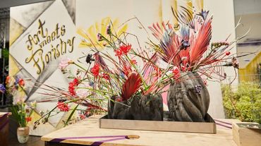 Florale Werkstücke werden in einer Live-Präsentation gefertigt. Bild: Smithers Oasis.