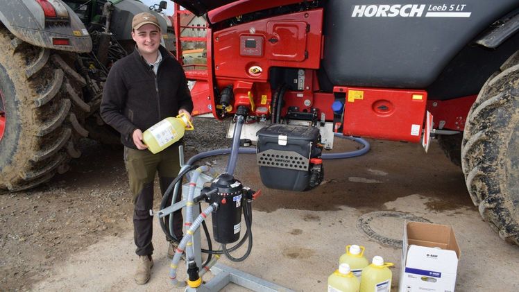 Christopher Meyer aus Niedersachsen ist einer der ersten Landwirte, der Carax® von BASF mit der neuen easyconnect-Kappe eingesetzt hat. Bild: BASF.