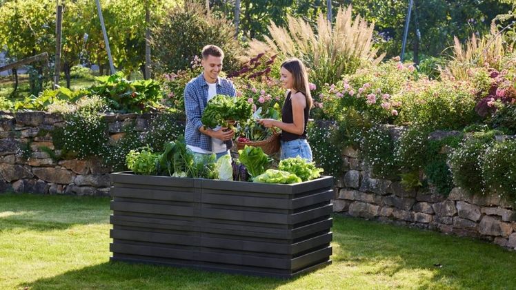 Entspannter Frühstart ins Gartenjahr - mit dem GARANTIA Skyline Hochbeet. Bild: Otto Graf GmbH.