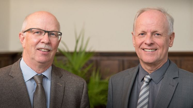 Land- und Forstwirtschaft, Gartenbau und Fischerei seien in hohem Maße von der EU beeinflusst, sagte Kammerpräsident Gerhard Schwetje (links) anlässlich des Beitritts der Landwirtschaftskammer zum Bündnis „Niedersachsen für Europa“. „Die Landwirtschaftskammer hat seit Jahrzehnten Beziehungen zu anderen EU-Ländern, ob in Partnerschaften mit Regionalkammern, beim Praktikanten- und Ausbildungsaustausch oder in länderübergreifenden Projekten“, ergänzte Kammerdirektor Hans-Joachim Harms (rechts). Bild: Ehrecke/Landwirtschaftskammer Niedersachsen.