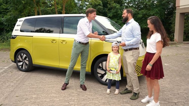 Strahlende Gesichter: Richard von Herman (l.) übergibt Tim F. den Schlüssel zu seinem neuen Volkswagen ID. Buzz. Bild: Neudorff.