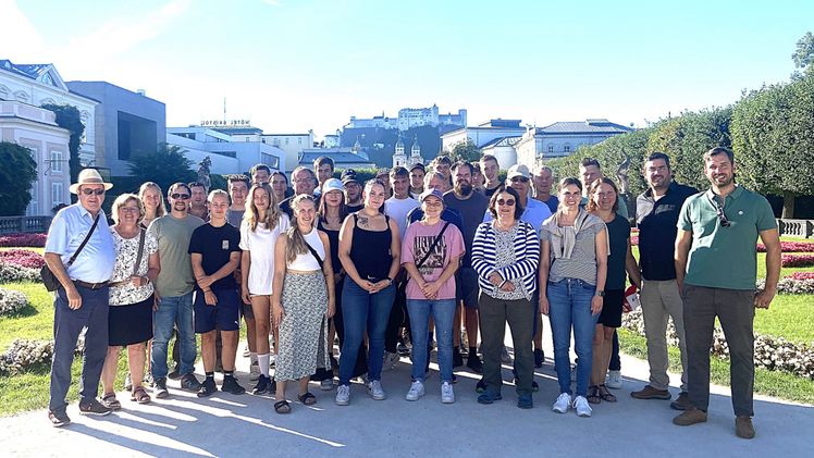 Die Geschäftsleitung, Auszubildende und Ausbildende der Firma Gaissmaier GartenLandschaft vor der Festung Hohensalzburg. Bild: Gaissmaier GartenLandschaft.