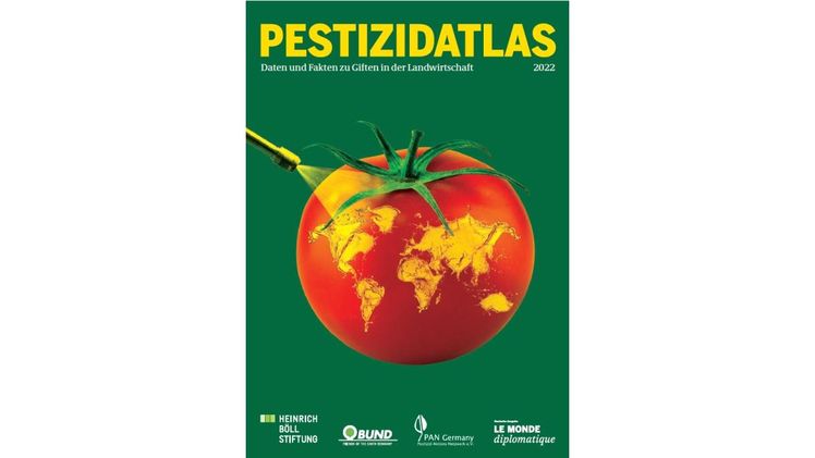 Der Pestizidatlas 2022 beschreibt die vielfältigen Gefahren des Pestizideinsatzes für Mensch und Umwelt, analysiert die profitablen und unlauteren Geschäfte der Agrarchemiekonzerne und nennt Alternativen zur Pestizidnutzung. 