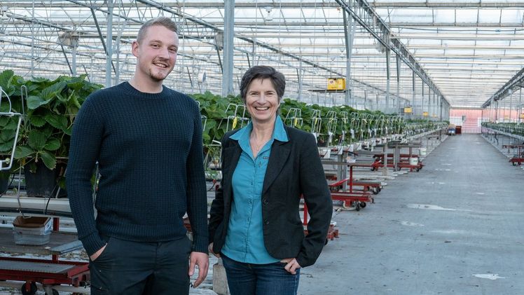 Dominik Janssen, Gärtnerei Edelrot, und Dr. Anke Schirocki, Agrobusiness Niederrhein, beim Betriebsrundgang und fachlichen Austausch in der Gärtnerei in Viersen. Bild: Agrobusiness Niederrhein. Dominik Janssen, Gärtnerei Edelrot, und Dr. Anke Schirocki, Agrobusiness Niederrhein, beim Betriebsrundgang und fachlichen Austausch in der Gärtnerei in Viersen. Bild: Agrobusiness Niederrhein.