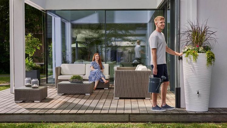 Die 2in1 Regenspeicher von GARANTIA verbinden stilvolles Design mit praktischer Regenwassernutzung. Bild: Otto Graf GmbH.