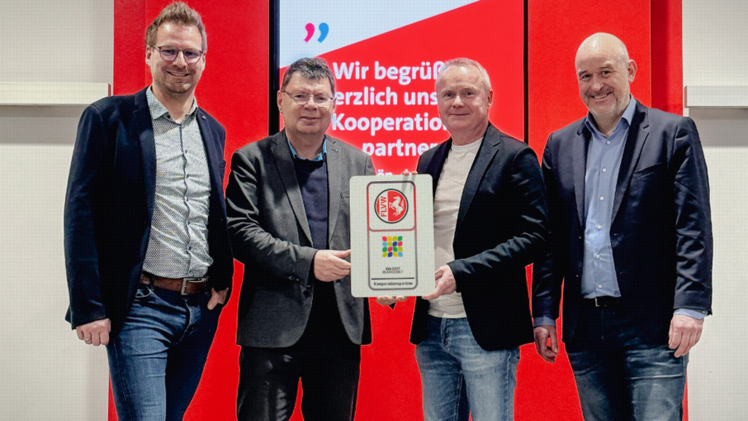 Besiegelten ihre Kooperation: Maurice Hampel (Geschäftsführer FLVW Marketing GmbH), Horst Fischer (Geschäftsführer IGA 2027),  Manfred Schnieders (Präsident FLVW) und IGA-Marketingleiter Patrick Krian v.l. Bild: FLVW. 