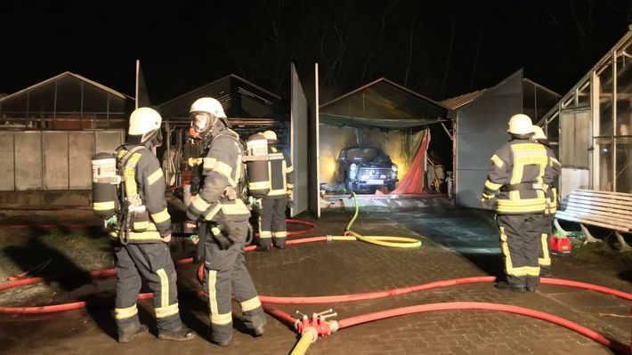 Mit Hilfe von 2 C-Strahlrohren im Innenangriff unter schwerem Atemschutz konnte das Feuer schnell gelöscht werden. Bild: ots.