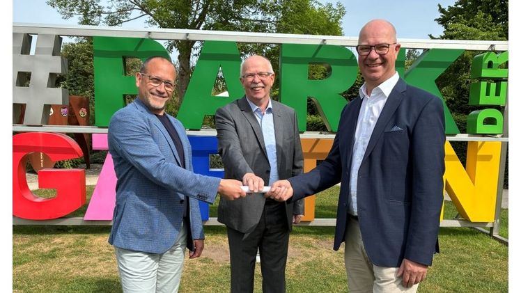 Lennart Böhlje (links) übernimmt den Staffelstab von Noch-Geschäftsführer Christian Wandscher (rechts) mit wohlwollendem Zuspruch von Aufsichtsratsvorsitzenden Gerhard Schwetje (Mitte). Bild: Park der Gärten.