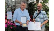 Der Züchter Martin Glawe und die Friedhofsgärtnerei Stoll freuten sich über die Große Goldmedaille der Deutschen Bundesgartenschau-Gesellschaft (DGB) für ihre interessanten Pelargonien-Neuheiten, die in Zukunft mit Sicherheit öfters zu sehen sein werden. Bild: DBG.