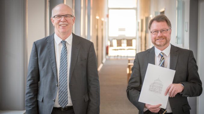 Dr. Bernd von Garmissen (rechts) hat in Oldenburg sein neues Amt als Direktor der Landwirtschaftskammer Niedersachsen angetreten. Von Kammerpräsident Gerhard Schwetje (links) erhielt er die offizielle Ernennungsurkunde. Bild: Ehrecke/LWK.