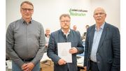 Dr. Bernd von Garmissen (Mitte) bleibt bis Ende 2033 Direktor der Landwirtschaftskammer Niedersachsen. Nach der einstimmigen Entscheidung des Vorstands übergaben Kammerpräsident Gerhard Schwetje (rechts) und Kammer-Personalchef Marco Böhm am 06.07.2026 in Hannover dem 60-Jährigen die Ernennungsurkunde für die zweite Amtszeit. Foto: Ehrecke/Landwirtschaftskammer Niedersachsen.