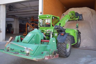 Teleskoplader befüllt die Salzhalle.