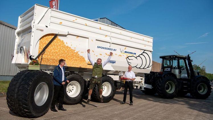 Thomas Lodyga, Key Account Manager Off Highway Transportation der Firma Michelin und August Krampe, Geschäftsführer der Krampe Fahrzeug GmbH freuen sich mit Michael Stöckl, dem glücklichen Gewinner eines Big Body Tandem-Zweiseitenkipper 750 S. Bild: Krampe.