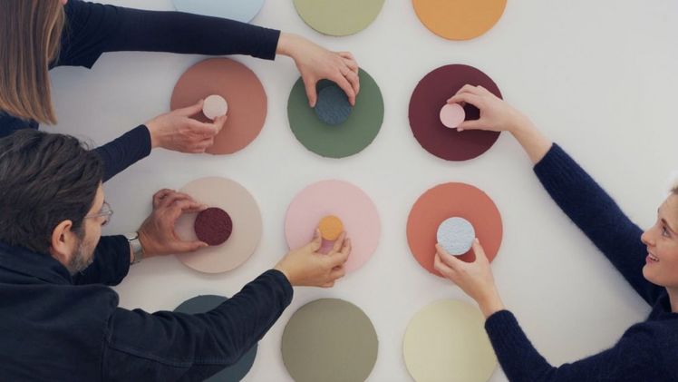 Das RAL COLOURS-Team arrangiert spielerisch Farbmuster des neuen RAL COLOUR FEELING 2027+. Bild: © Carl Osterwald. Das RAL COLOURS-Team arrangiert spielerisch Farbmuster des neuen RAL COLOUR FEELING 2027+. Bild: © Carl Osterwald.