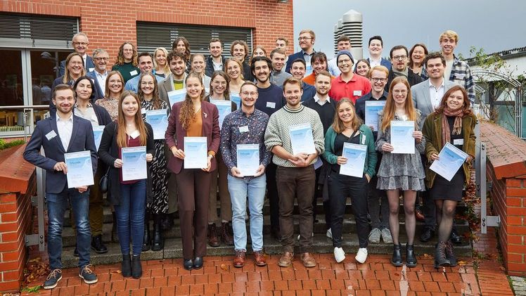 Die Stipendiatinnen und Stipendiaten mit Prof. Dr. Mirjam Hey und Prof. Gerd Helget. Bild: © Winfried Schönbach.