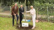 Die IPM ESSEN und der Bund deutscher Baumschulen (BdB) e.V. verlängern ihre Partnerschaft. Mit der Pflanzung eines Amberbaums wurde die Fortsetzung der Kooperation symbolisch besiegelt. Im Bild (v.l.n.r.): Helmut Selders, BdB-Präsident, Oliver P. Kuhrt, Geschäftsführer der Messe Essen, und Eva Kähler-Theuerkauf, Präsidentin des Landesverbandes Gartenbau NRW und Vorsitzende des Fachbeirates der IPM ESSEN. Bild: Rainer Schimm / Messe Essen.