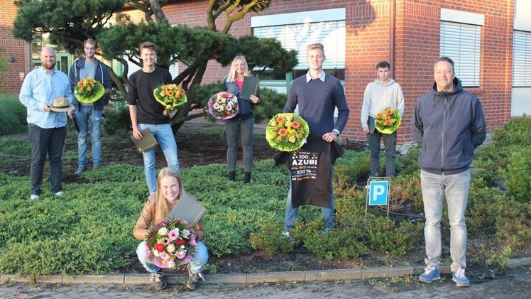 Sebastian Heinje (rechts) und Jan Euteneuer (links) mit ihren frischgebackenen Gaertnergesellen. Bild: Heinje.