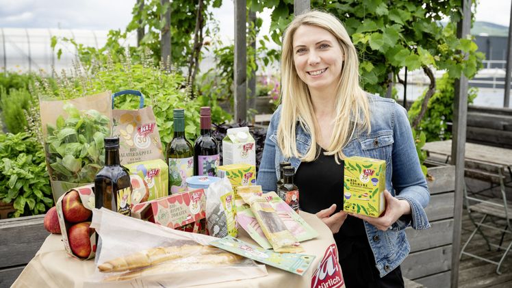 Klaudia Atzmüller mit Bio-Edamame im Jubliäumsdesign. Bild: (c) Christian Dusek.